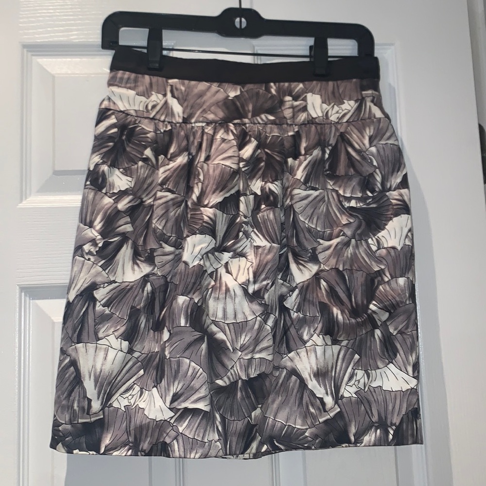 BCBGMAXAZRIA mini skirt grey black leaf graphic patterned size 4 with pockets